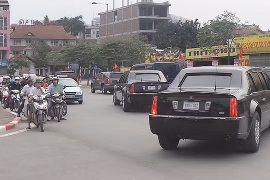 Hai siêu xe Cadillac One giống hệt nhau rời khách sạn lúc 16h ngày 22/5.