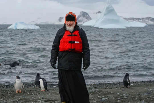 Đại Giáo chủ Matxcơva và toàn Nga Kirill trong chuyến công du Nam Cực.