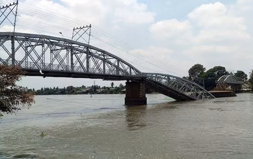 Hai nhịp cầu sập xuống sông. Ảnh: Hoàng Trường