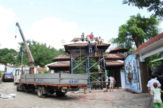 Ngày 12/12/2015, ông Quang đã huy động hàng chục người bắt đầu tháo dỡ cổng chính công trình. Hiện đại gia này đã cho làm một cổng sắt để thay thế.