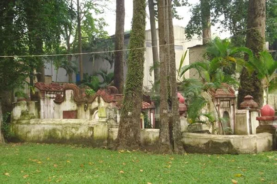 Ngôi mộ cổ bí ẩn trong công viên Tao Đàn - Ảnh: H.Đ.N