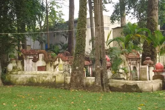 Ngôi mộ cổ bí ẩn trong công viên Tao Đàn - Ảnh: H.Đ.N