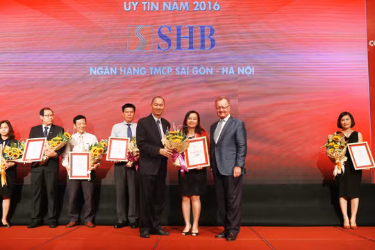 Bà Ngô Thu Hà – Phó Tổng Giám đốc SHB nhận giải thưởng Top 10 NHTM Uy tín nhất Việt Nam.