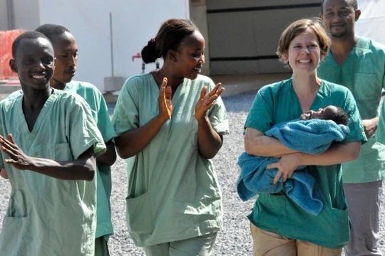 Người dân Guinea vui mừng sau tuyên bố hết dịch Ebola - Ảnh: Oeildafrique