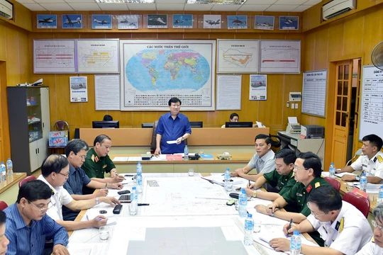 Phó Thủ tướng Chính phủ Trịnh Đình Dũng, Chủ tịch Ủy ban Quốc gia tìm kiếm cứu nạn làm việc với Sở Chỉ huy công tác cứu nạn của Bộ Quốc phòng.