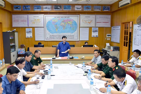 Phó Thủ tướng Chính phủ Trịnh Đình Dũng, Chủ tịch Ủy ban Quốc gia tìm kiếm cứu nạn làm việc với Sở Chỉ huy công tác cứu nạn của Bộ Quốc phòng.