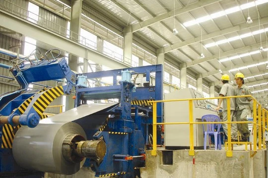 Bài toán kinh tế của Hoa Sen cần đặt được trong bối cảnh phát triển chung của toàn vùng - đặc biệt là xét trên tương quan thế mạnh du lịch biển của vùng này. Trong ảnh: Dây chuyền sản xuất tôn của Hoa Sen. Ảnh: UYÊN VIỄN