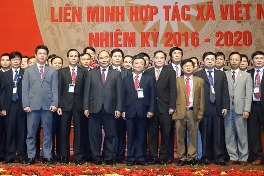 Thủ tướng chụp ảnh cùng các đại biểu tham dự Đạ hội toàn quốc Liên minh Hợp tác xã Việt Nam.