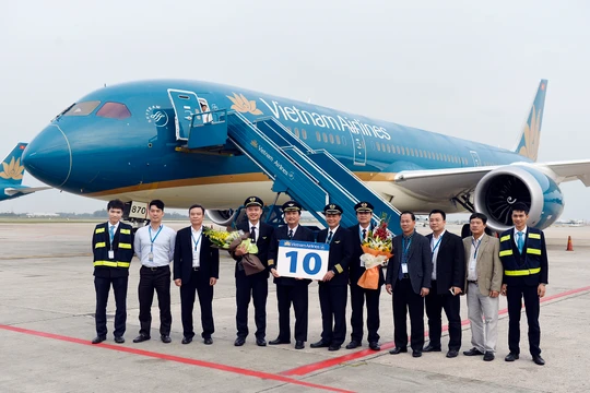 Tổ bay chụp ảnh lưu niệm cùng đoàn đón tàu bay.