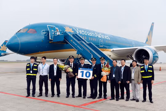 Tổ bay chụp ảnh lưu niệm cùng đoàn đón tàu bay.