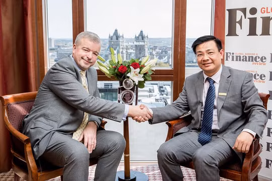 Đại diện GBAF chúc mừng Phó Tổng Giám đốc ABBank Bùi Trung Kiên đã đạt được giải thưởng Ngân hàng Phát triển bán lẻ tốt nhất Việt Nam 2016.