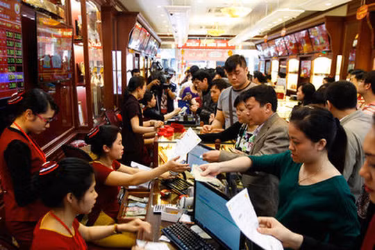 Theo Hiệp hội Kinh doanh vàng VN, lượng vàng trong dân hiện nay còn rất lớn, ước tính khoảng 500 tấn (ảnh chụp người dân chen nhau, xếp hàng vài giờ để mua vàng ngày vía Thần Tài) - Ảnh: Nguyễn Khánh