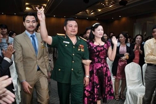 Hình ảnh 'các vị đại tá' xuất hiện tại các đại hội hoa hồng khiến nhiều người lầm tưởng đây là công ty của Bộ Quốc phòng. Trong ảnh là Lê Xuân Giang (người mặc quân phục), Chủ tịch HĐQT Công ty Liên kết Việt