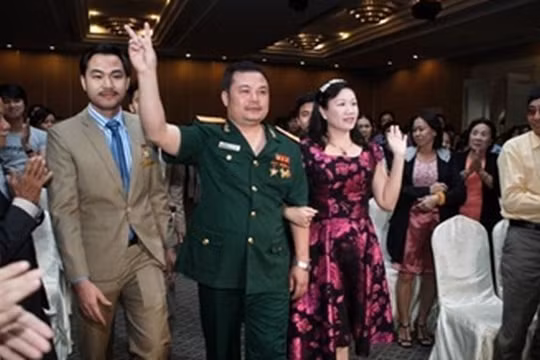 Hình ảnh 'các vị đại tá' xuất hiện tại các đại hội hoa hồng khiến nhiều người lầm tưởng đây là công ty của Bộ Quốc phòng. Trong ảnh là Lê Xuân Giang (người mặc quân phục), Chủ tịch HĐQT Công ty Liên kết Việt