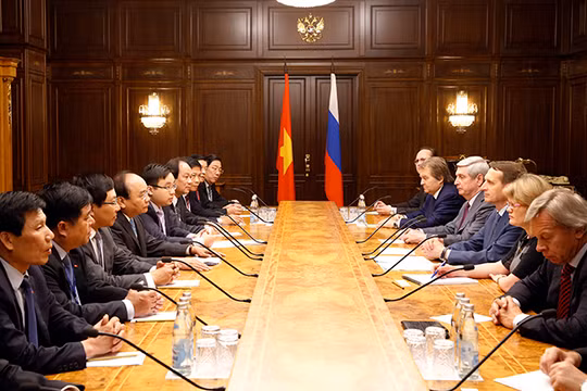 Thủ tướng Nguyễn Xuân Phúc gặp Chủ tịch Đu-ma Quốc gia Nga