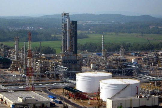 Sản phẩm xăng dầu hiện thời của Dung Quất mới đáp ứng tiêu chuẩn Euro 2. Sản phẩm sắp tới của Nghi Sơn cũng chưa đáp ứng tiêu chuẩn Euro 4, là tiêu chuẩn mà Bộ KH-CN quy định kể từ năm 2017. Ảnh:TL