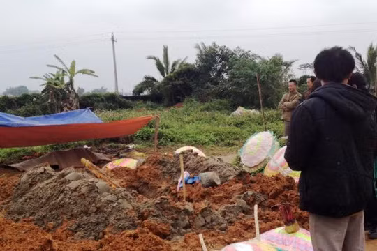 Hiện trường ngôi mộ bị kẻ gian đào bới lấy đi một phần cơ thể