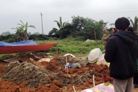 Hiện trường ngôi mộ bị kẻ gian đào bới lấy đi một phần cơ thể