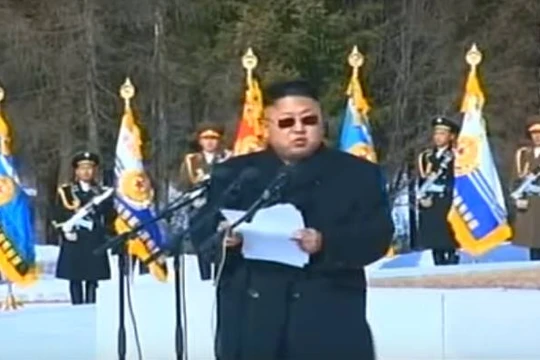 Video: Ông Kim Jong-un đeo kính mát, úy lạo binh sỹ trên đỉnh núi thiêng