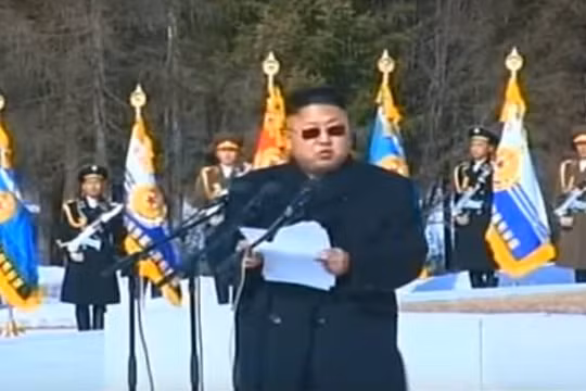 Video: Ông Kim Jong-un đeo kính mát, úy lạo binh sỹ trên đỉnh núi thiêng