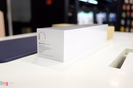 Lên kệ từ 2015 tại nhiều quốc gia, nhưng đến nay, mẫu smartwatch của Apple mới được bán chính hãng tại Việt Nam. Apple Watch Sport kích cỡ 38 mm là bản có giá thấp nhất, được bán ở mức 11,6 triệu đồng với bốn màubạc, xám không gian, vàng hồng và vàng cham