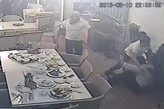 Hình ảnh từ camera tại nhà hàng ghi lại hình ảnh ông Phụng bị chém