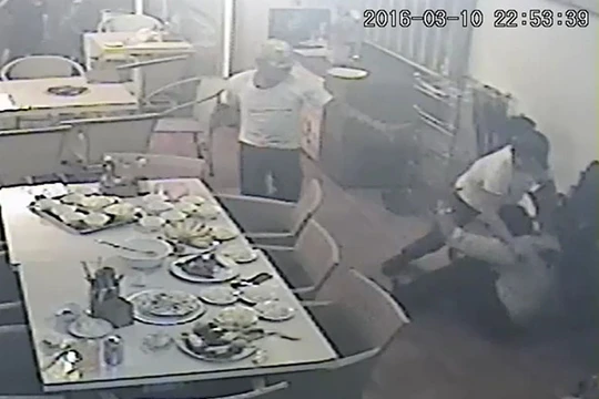 Hình ảnh từ camera tại nhà hàng ghi lại hình ảnh ông Phụng bị chém
