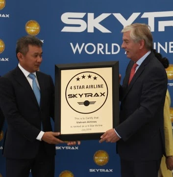  Ông Edward Plaisted – Giám đốc điều hành SkyTrax trao chứng chỉ hãng hàng không 4 sao cho Tổng giám đốc Vietnam Airlines Dương Trí Thành.