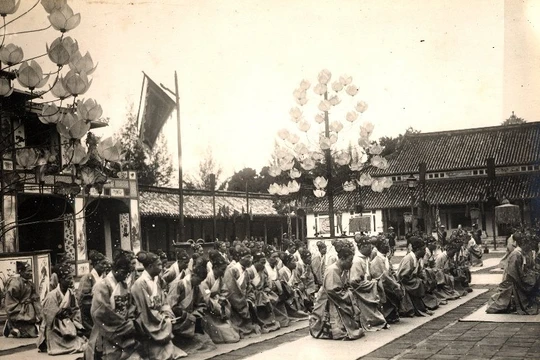 Các quan lại quỳ lạy trước sân điện Cần Chánh.