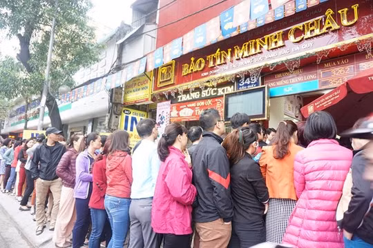 Người dân xếp hàng mua vàng tại một đại lý của Bảo Tín Minh Châu trong ngày thần tài.