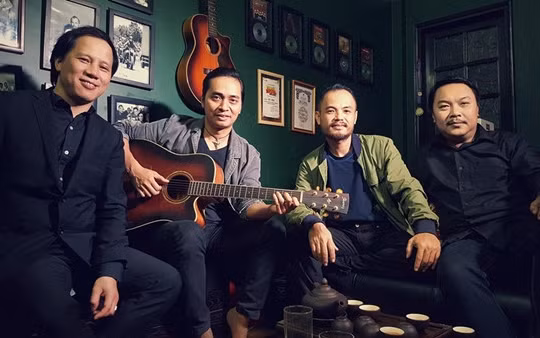 Trần Lập và những thành viên trong ban nhạc bức tường