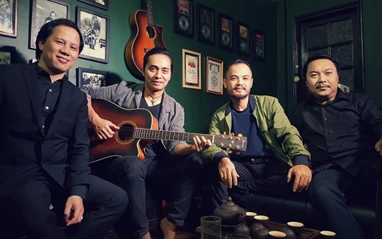 Trần Lập và những thành viên trong ban nhạc bức tường