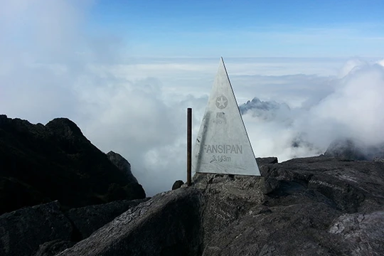 Đỉnh Phan Xi Păng và tờ giấy khen