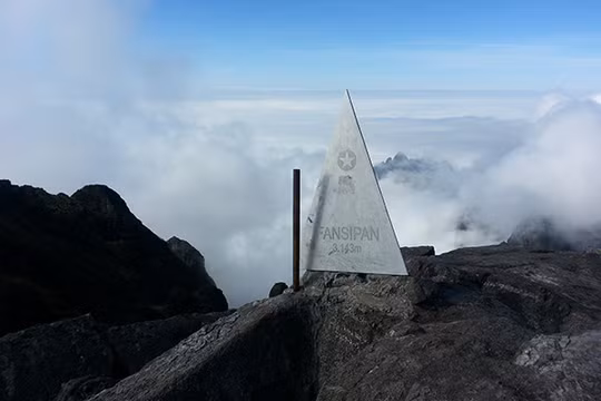 Đỉnh Phan Xi Păng và tờ giấy khen