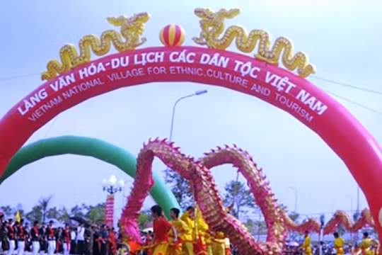 Công chức BQL Làng Văn hóa được tăng lương thêm 0,8 lần