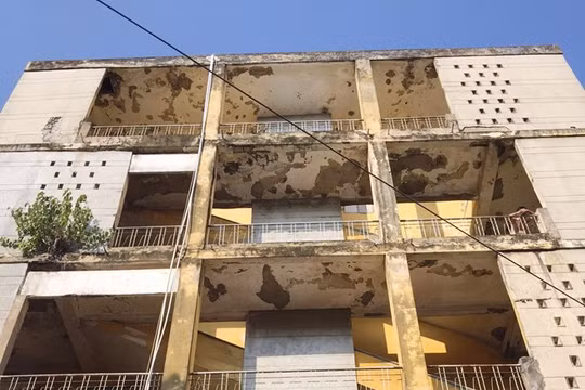 Chung cư "chờ sập" ở phường Cô Giang, quận 1, TP HCM. Ảnh: Bảo Chương