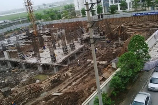 Ngày 5/4 hàng chục công nhân vẫn miệt mài làm việc bất chấp quyết định đình chỉ của UBND xã Tứ Hiệp