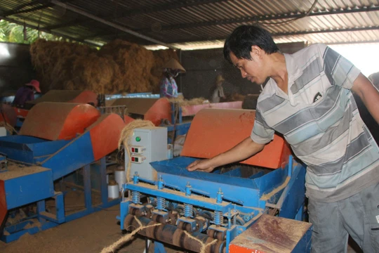 Ông Nghiêm Đại Thuận (Trà Vinh) chế máy xe xơ dừa giúp những người làm nghề xe chỉ tơ xơ dừa ở ĐBSCL