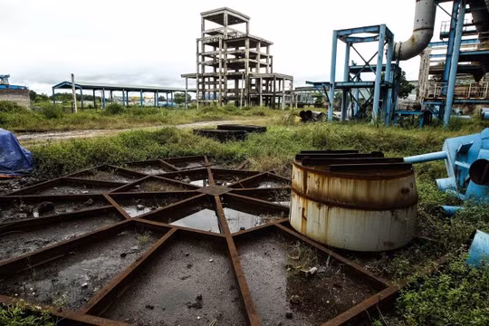 Cỏ dại mọc um tùm tại dự án mở rộng Nhà máy gang thép Thái Nguyên giai đoạn hai, nhiều thiết bị tại dự án này đang có dấu hiệu bị gỉ sét sau nhiều năm "đắp chiếu" - Ảnh: Nguyễn Khánh