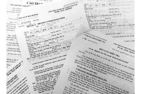 Các biên bản xử phạt chủ quán phở Nguyễn Văn Tấn - Ảnh: TL.