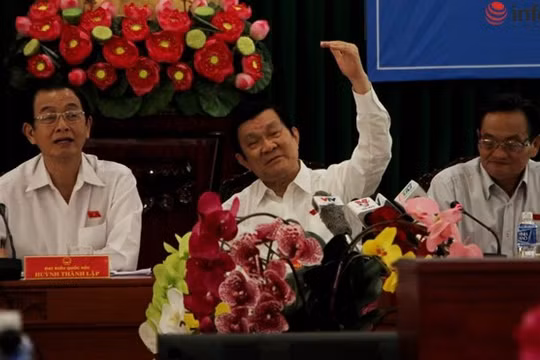 Chủ tịch nước Trương Tấn Sang trao đổi về các ý kiến đóng góp tại buổi tiếp xúc với các chủ doanh nghiệp trên địa bàn TP.HCM.