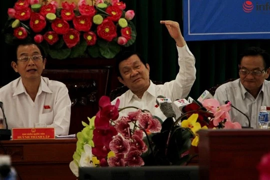 Chủ tịch nước Trương Tấn Sang trao đổi về các ý kiến đóng góp tại buổi tiếp xúc với các chủ doanh nghiệp trên địa bàn TP.HCM.