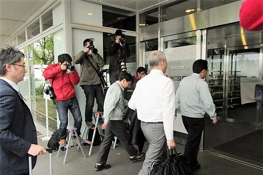 Các quan chức Bộ Giao thông đi vào nhà máy hãng xe Mitsubishi Motors ở thành phố Okazaki, tỉnh Aichi, Nhật Bản ngày 21-4. Ảnh: Getty