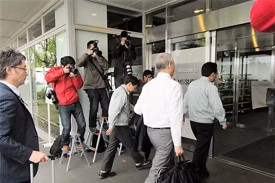 Các quan chức Bộ Giao thông đi vào nhà máy hãng xe Mitsubishi Motors ở thành phố Okazaki, tỉnh Aichi, Nhật Bản ngày 21-4. Ảnh: Getty