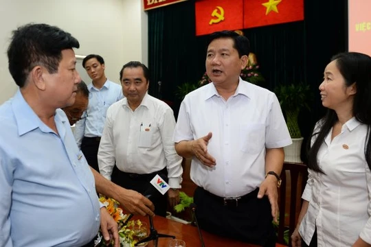 Bí thư Đinh La Thăng đang trao đổi với các lãnh đạo của SATRA. (Ảnh: THUẬN THẮNG)