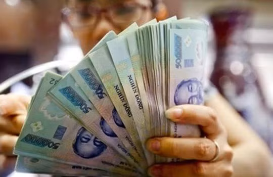 Việc khống chế tiền lương bằng quyết định hành chính có thể dẫn đến một số hệ quả xấu cho công ty.. Ảnh minh họa Bizlive.vn