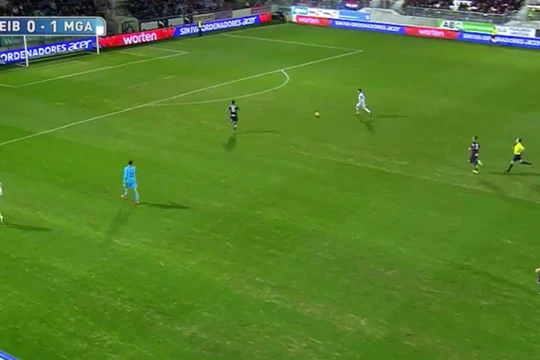 Video: Không thể tin nổi, cầu thủ Malaga dứt điểm như bán độ