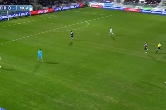 Video: Không thể tin nổi, cầu thủ Malaga dứt điểm như bán độ