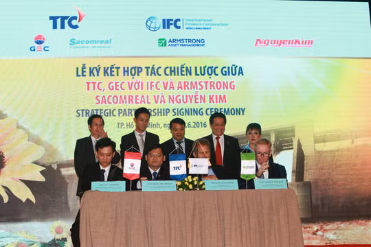  Nghi thức ký kết hợp tác chiến lược giữa TTC, GEC với IFC và Armstrong.