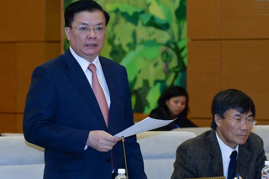 Bộ trưởng Bộ Tài chính Đinh Tiến Dũng trình bày báo cáo tại phiên họp.